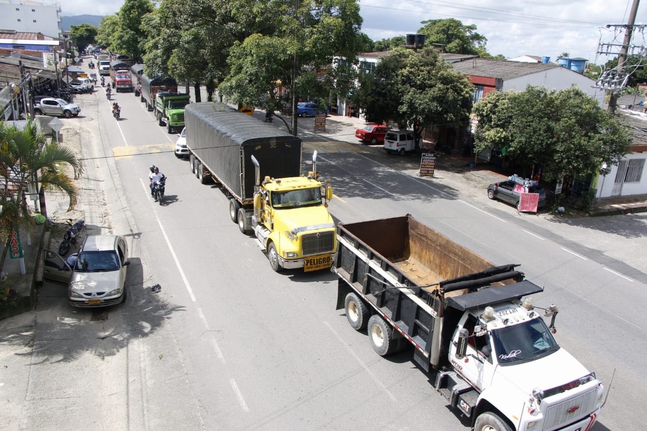 Paro Nacional: Camioneros protestan con bloqueos en la vía Acacías - Granada