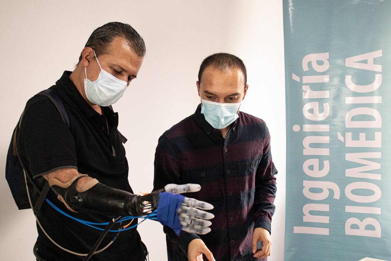 Ingenieros colombianos presentan la primera prótesis robótica de bajo costo